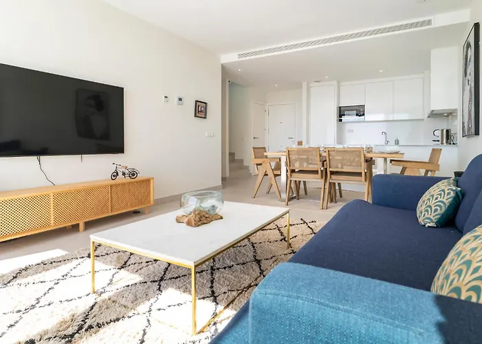 3 Bedroom Amazing In 埃斯特波纳